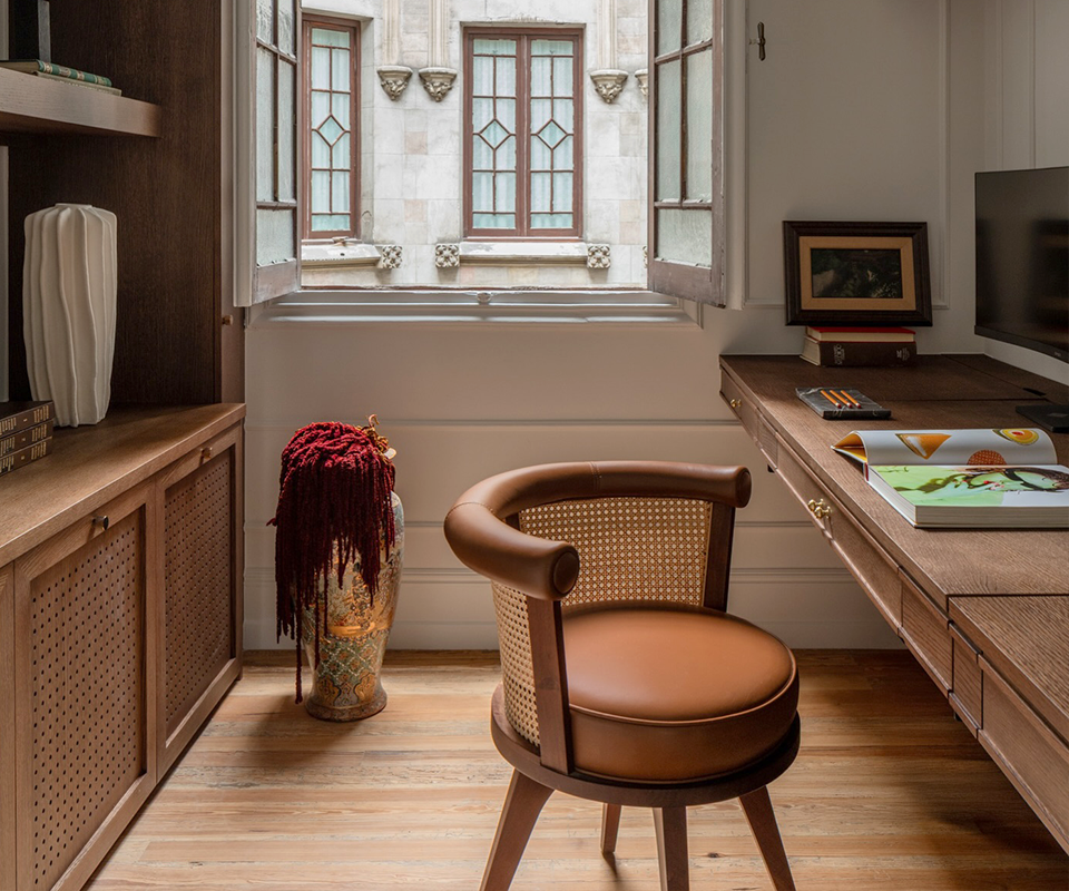 In this residential project by Iñigo Iriarte, modernism unfolds with quiet precision. The space is defined by the inspiration it frames, an architectural dialogue between the historic exterior and the refined interior. At the center of the composition, the George Dining Chair anchors the room with its sculptural presence.