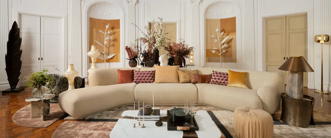 Meyer Davis's Grand Salon exudes opulence and grandeur. The design emphasizes Artemest's luxurious furnishings and artworks, crafting a space that celebrates the richness of Italian design heritage.
