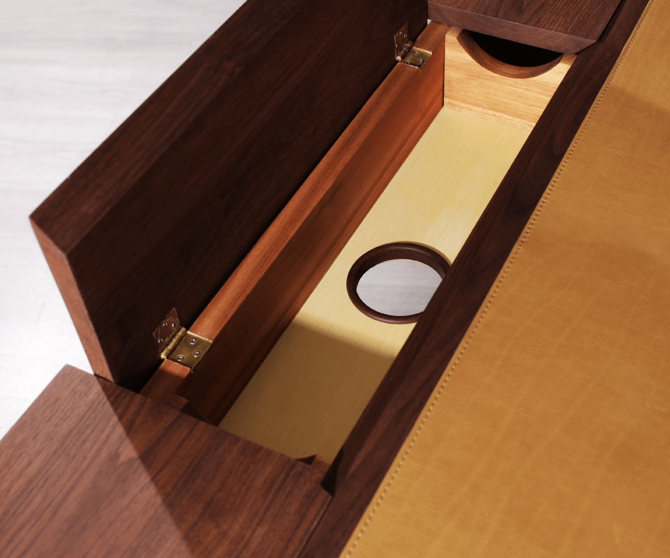 Kipling Desk kipling desk 5 Kipling Desk in a solid walnut wood structure with genuine leather and brass